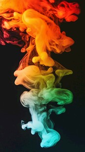 色彩斑斓的墨水在水中舞动