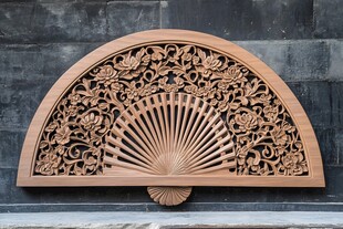 扇形木雕挂件 精致花纹