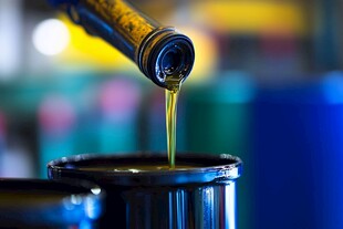 机油正倒入黑色容器中