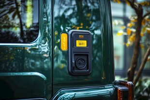 绿色越野车门上充电接口