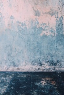 斑驳墙面与深色地面背景