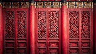 中式红漆雕花古典门扉