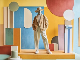 时尚男士于多彩几何场景中