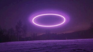 夜空中的神秘紫色光环