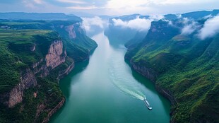 壮美峡谷间的江上游船