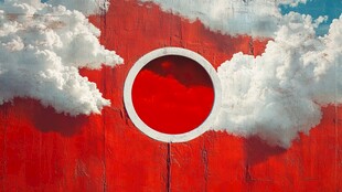 红墙圆洞旁的梦幻云朵