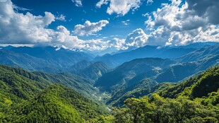 壮丽山峦与蓝天白云美景