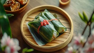 竹盘里的美味传统手工粽子