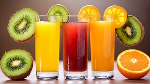 多样鲜榨果汁与新鲜水果