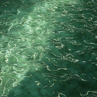 波光粼粼的翠绿水面