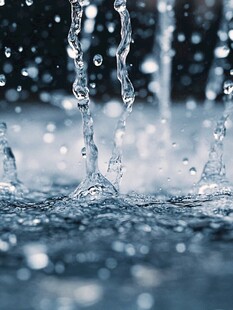 水滴坠落的灵动瞬间