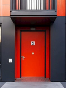 橙红色房门的现代建筑入口