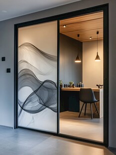 简约玻璃推拉门后的精致空间
