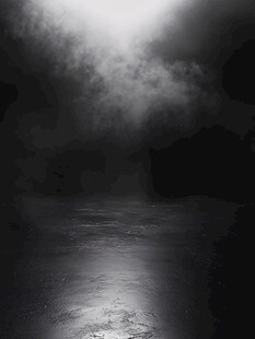 黑暗中的神秘光束场景