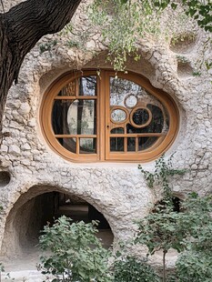 梦幻洞穴风建筑圆形木窗