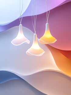 梦幻吊灯悬于多彩背景