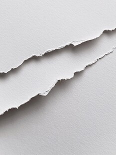 撕开的白色纸张纹理特写