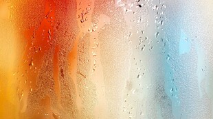 彩色玻璃上的晶莹水珠