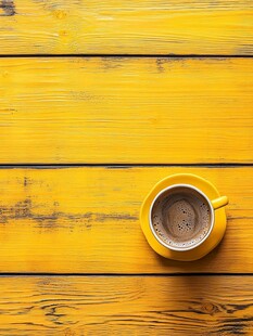 黄色木桌上的咖啡杯