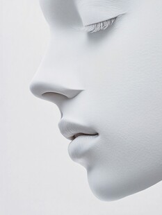 精致女性脸部雕塑特写