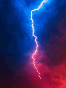闪电划破红蓝交织夜空
