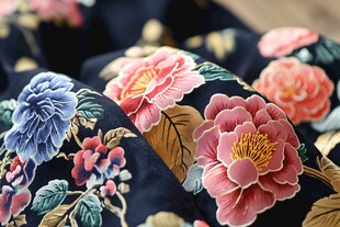 中式繁花锦缎面料特写