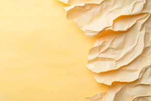 褶皱纸张的温暖黄色背景