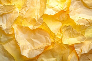 皱巴巴的黄色纸张纹理