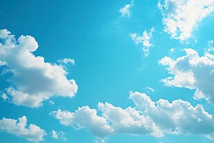 晴朗蓝天与蓬松白云