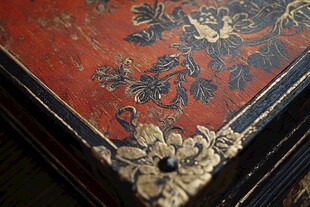 古典红底金纹雕花器物