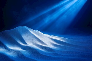 蓝色光影下的丝绸质感