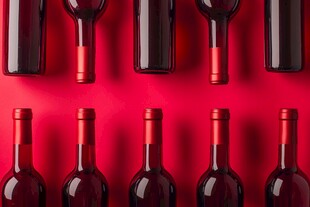 红底上整齐排列的红酒瓶