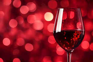 红背景前的红酒高脚杯