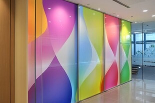 多彩几何图案办公室隔断墙
