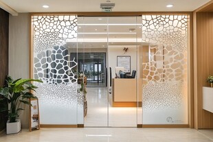 现代风格玻璃隔断办公空间