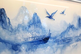 蓝白山水间的孤舟飞鸟