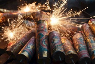 绚丽烟花棒绽放瞬间