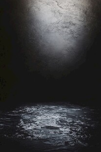 黑暗中的神秘光束场景