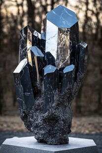 巨型黑色水晶簇雕塑展示