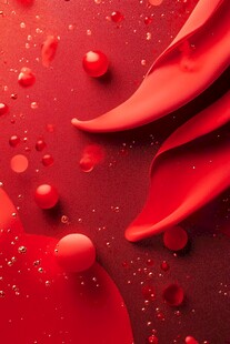 红色绸缎上的晶莹水珠