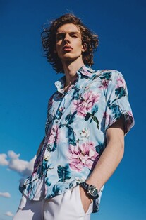 夏日型男印花衬衫时尚风采