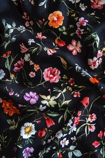 黑色底多彩花卉印花布料
