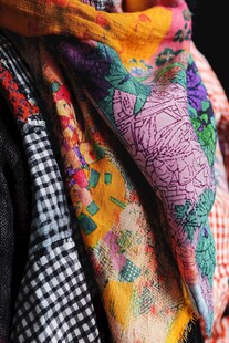 多彩印花围巾与格子布料