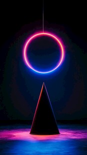 霓虹圆环下的神秘黑锥