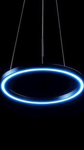 蓝色光环吊灯悬于黑暗