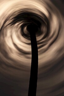 旋转夜空下的高耸之物