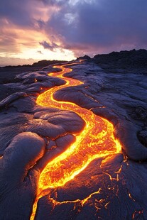 火山熔岩流的壮丽黄昏景象