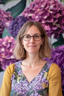 女士身着花衣于绣球花前