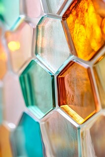 多彩六边形玻璃特写