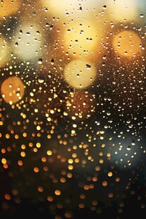 雨夜窗上闪烁的斑斓水珠